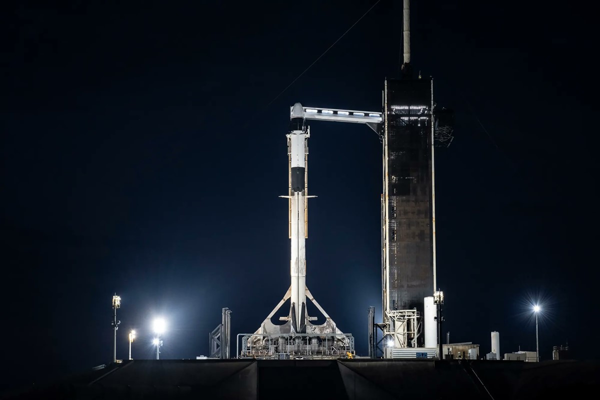 SpaceX-ova raketa Falcon 9 s Dragon letjelicom na vrhu snimljena na lansirnoj rampi Kompleksa 39A u NASA-inom Svemirskom centru Kennedy na Floridi prije najavljenog polijetanja 📷 NASA