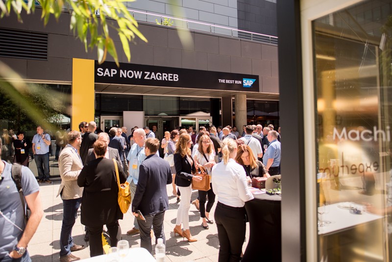 Druženje ispred dvorane