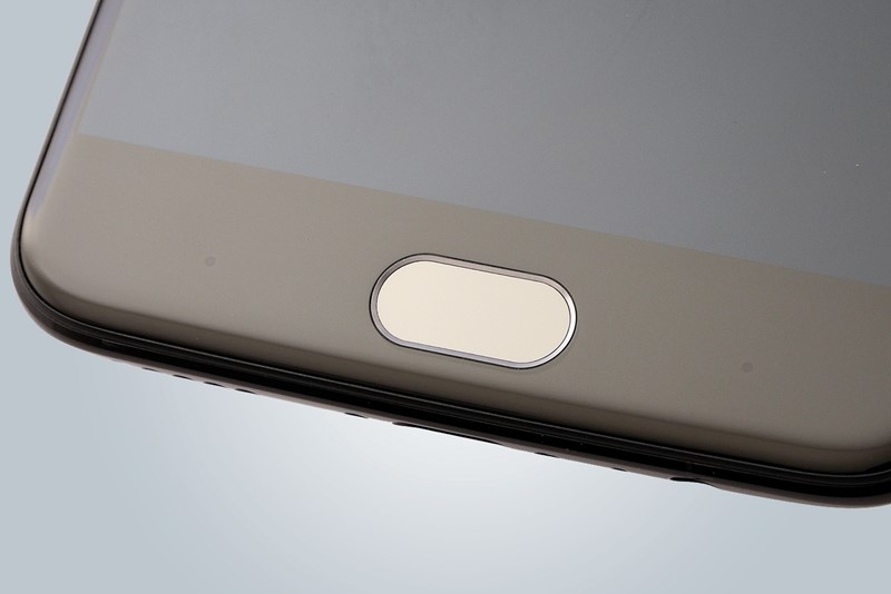 Čitač otiska prsta – jedan od skrivenih, no iznimno jakih aduta OnePlusove perjanice. Brutalno je brz, iznimno precizan i uvijek uključen, tako da bočnu tipku za uključivanje telefona zapravo koristimo samo za gašenje ekrana