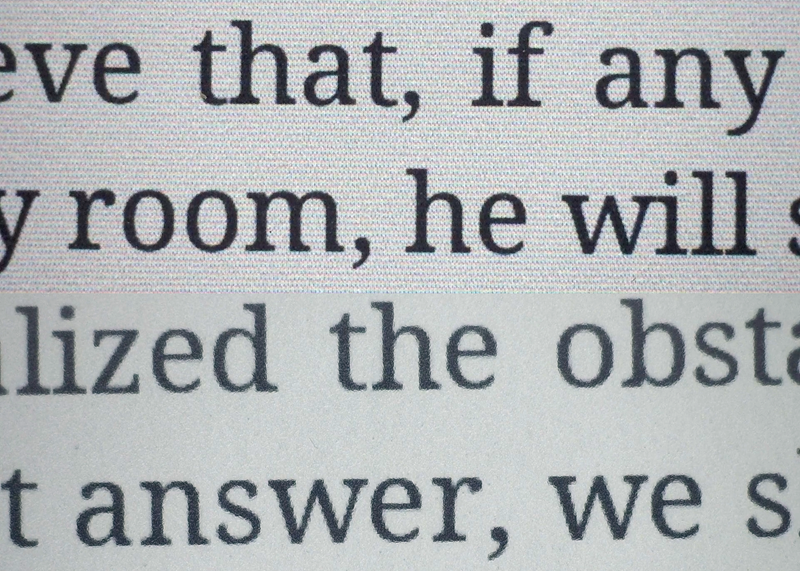 Evo prikaza teksta, kod kojeg se vidi da ne možemo imati “i ovce i novce” - kolor ekran Kaleido (gore) ima prugice umjesto bijele (sive) boje, ali i nešto oštrija i tamnija slova, dok crnobijela Carta nudi uniformnu pozadinu, ali i malo slabiji kontrast te malo mutnija slova (već se i tu malo nazire tekstura stakla)