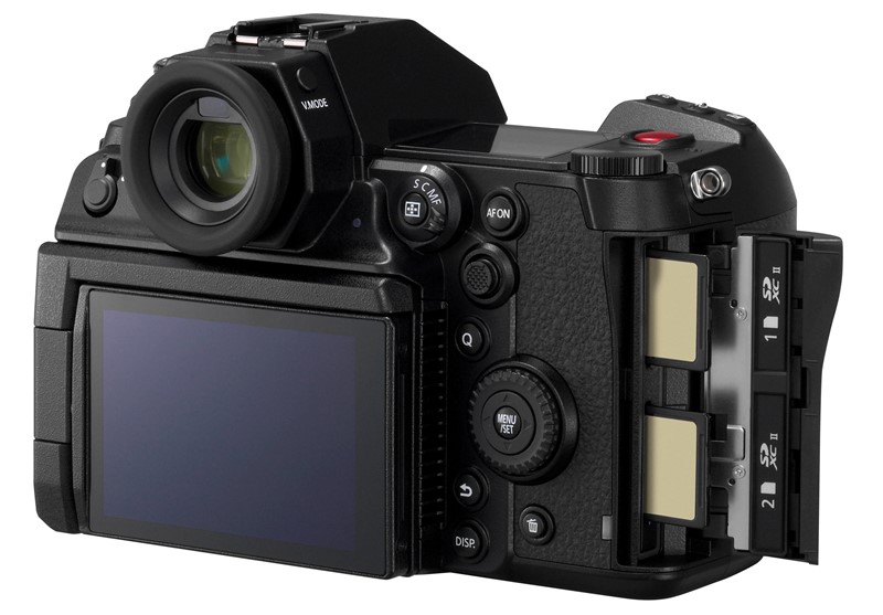 Dok drugi Panasonicovi full frame modeli imaju kombinaciju XQD i SD memorijske kartice, S1H ima dva utora za SD karticu, što je definitivno bolje rješenje za uređaj primarno namijenjen snimanju videa. Kontrole sa stražnje strane funkcionalne su i dobro razmještene, na što smo već navikli kod Panasonica, a tu je i odlično elektroničko tražilo za situacije kad želite snimati pod suncem