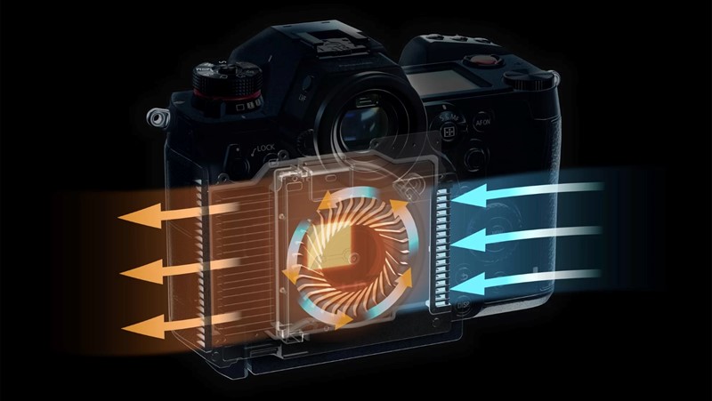 Perforacije oko ekrana služe usisu i ispuhu zraka – ovaj uređaj ima aktivni hladnjak, kojem je zadaća osigurati nesmetano neprekidno snimanje. U radu se ventilator ne čuje, osim ako baš ne prislonite uho na otvor za zrak