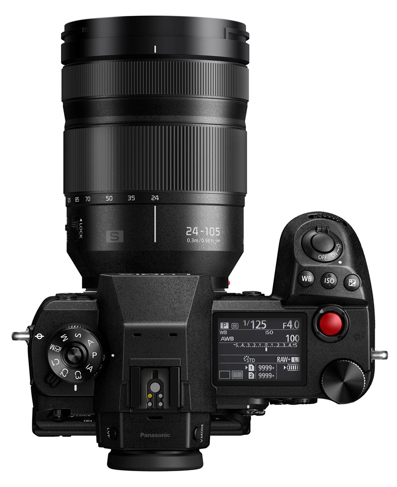 Aparat smo testirali s istim objektivom s kojim smo testirali i ostale full frame Panasonicove fotoaparate – 24-105 mm f/4 O.I.S., koji u maloprodaji košta 12.475 kuna, a S1H s tim objektivom ukupno teži pozamašnih 1.832 grama. Pogled iz ove perspektive ujedno otkriva dubok grip te koristan statusni ekran na kojem je, kad je aparat isključen, prikazana napunjenost baterije te koliko se još videa može snimiti na svaku od umetnutih kartica