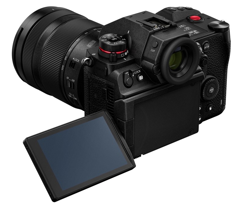 Ekran se može otvoriti u stranu i zakrenuti prema naprijed, kao i kod većine Panasonicovih aparata, no može ostati i ispod elektroničkog tražila, u ravnini objektiva, pa ga možete nagnuti prema gore koliko vam je potrebno