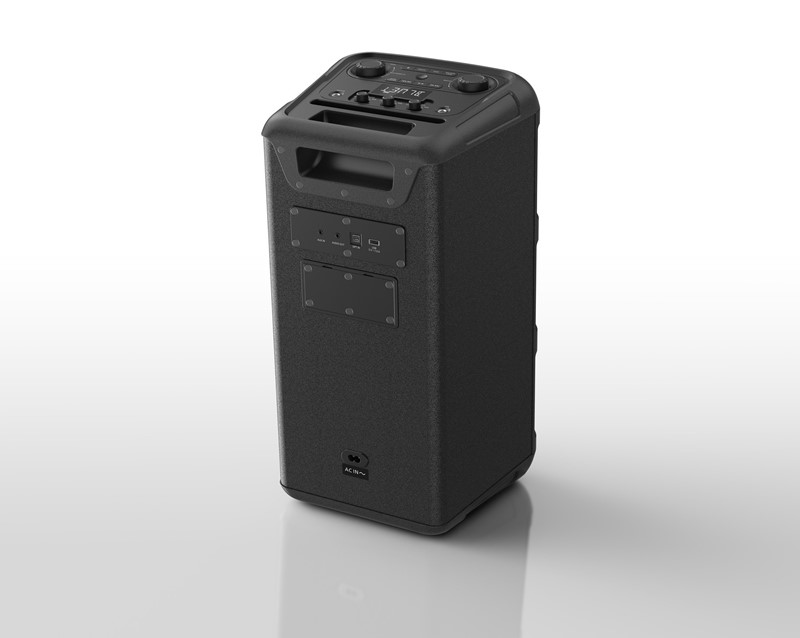 Pogled na pozadinu otkriva kako je izvedena ručka – itekako dobrodošao dodatak za lakše prenošenje zvučnika s gotovo 10 kilograma žive vage