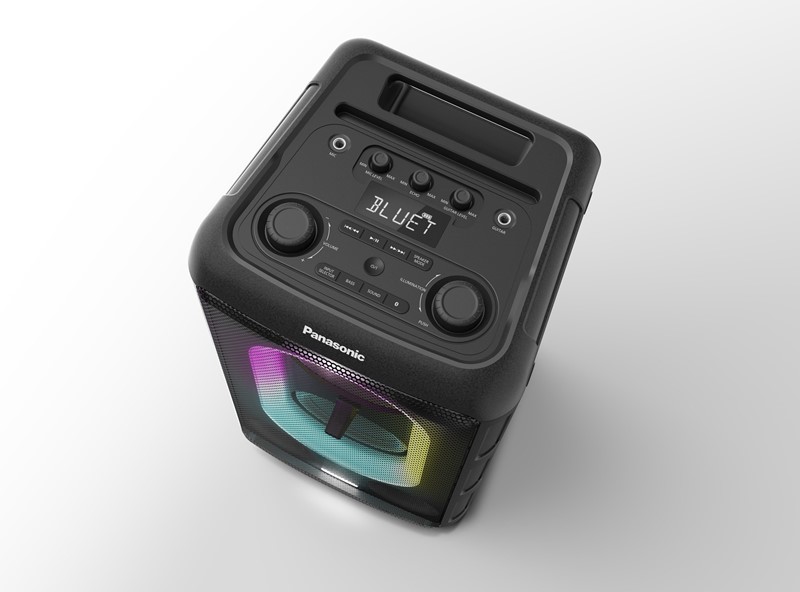 Kontrolna ploča ispunjena je tipkama i kotačićima, pomoću kojih se pristupa svim funkcijama zvučnika. Tu je i široki prorez, prikladan za odlaganje mobitela ili tableta