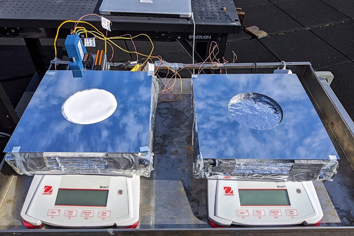 Novi sustav (lijevo) kombinira hlađenje isparavanjem, hlađenje zračenjem i izolaciju. Desno je uređaj koji koristi samo hlađenje isparavanjem