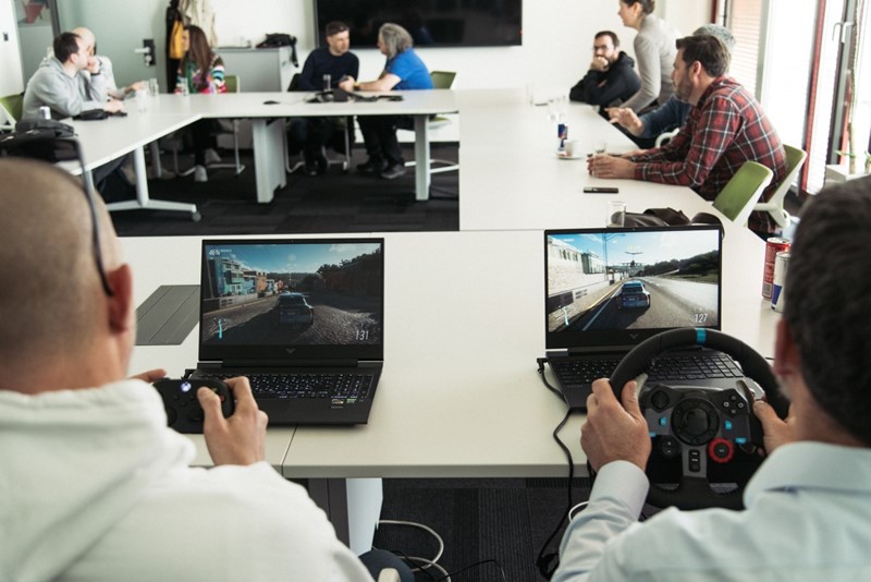 Neprofi (lijevo) protiv profija (desno). Obojica protiv laptopa i Forze Horizon. Tko će pobijediti?