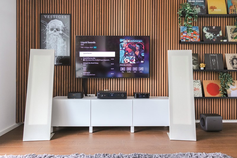 Zvučnici Magnepan LRS+ nisu elektrostatski, premda tako izgledaju, već magnetostatski – koriste planarno magnetsku tehnologiju, upućenijima poznatu iz svijeta slušalica više klase