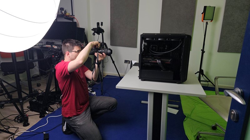 Rad na temi broja nije značio samo testiranje i pisanje, Lorenzo se mora potruditi i oko fotografiranja računala koja je dobio na isprobavanje