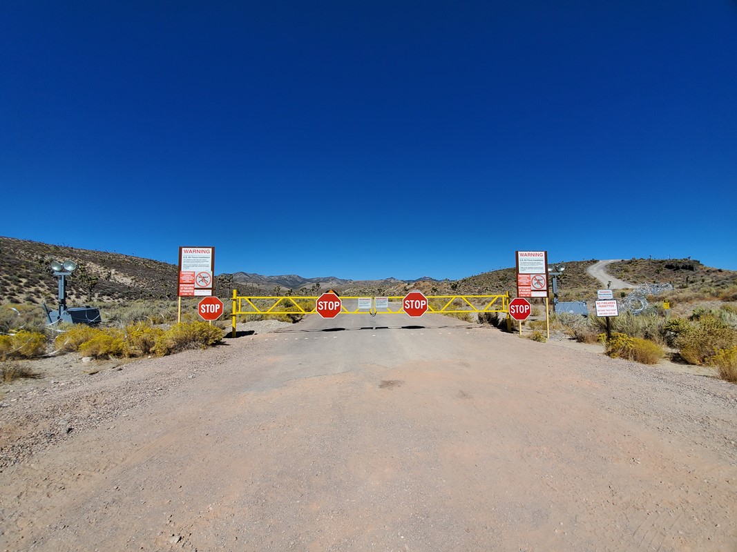 Glavni ulaz u bazu Area 51 na cesti Groom Road, mitsko mjesto za obožavatelje NLO-a 📷 Wikipedia