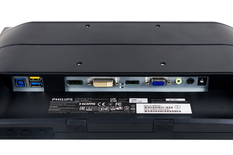 Osim svih relevantnih videoulaza, na poleđini monitora nalaze se dva USB 3.1 porta, jedan USB 3.1 upstream port, ulaz i izlaz za zvuk te priključak vanjskog napajanja