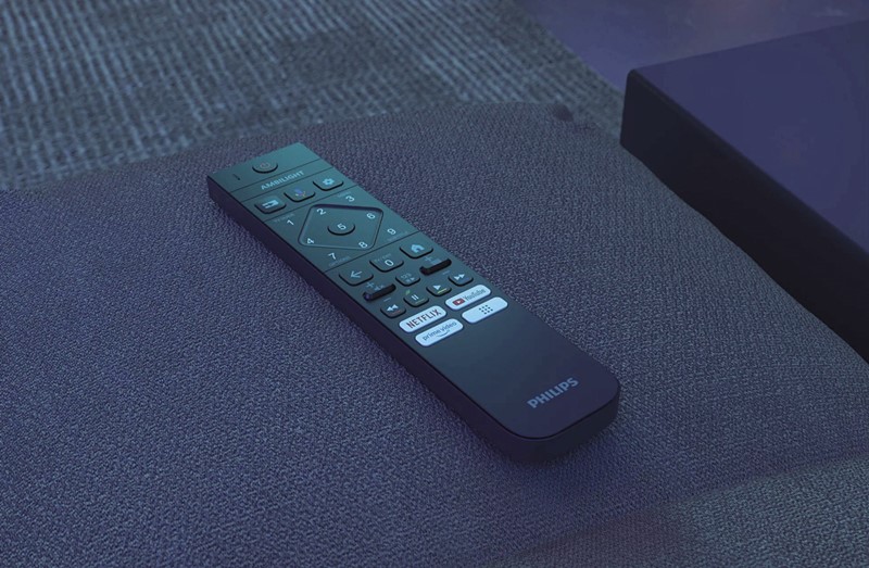 Daljinski upravljač odiše kvalitetnom izradom, a zahvaljujući Google TV sučeljem cijelo iskustvo navigacije je vrlo brzo i responzivno. Upravljač se puni putem USB-C konektora