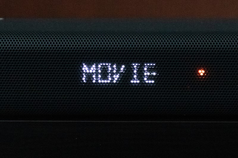 Iza metalne mrežice nalazi se monokromatski ekran, koji nas informira u vrsti ulaznog signala, glasnoći, odabranim postavkama i ostalom. Prema potrebi, može se zatamniti ili deaktivirati