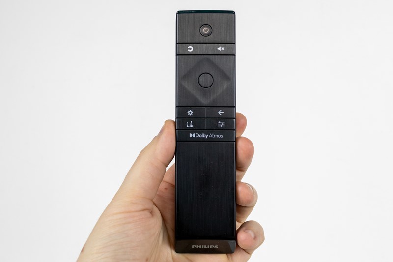 Solidan daljinski upravljač korisno je držati pri ruci za prebačaj ulaza i druge zahvate koje ne želimo raditi pomoću mobilnih aplikacija