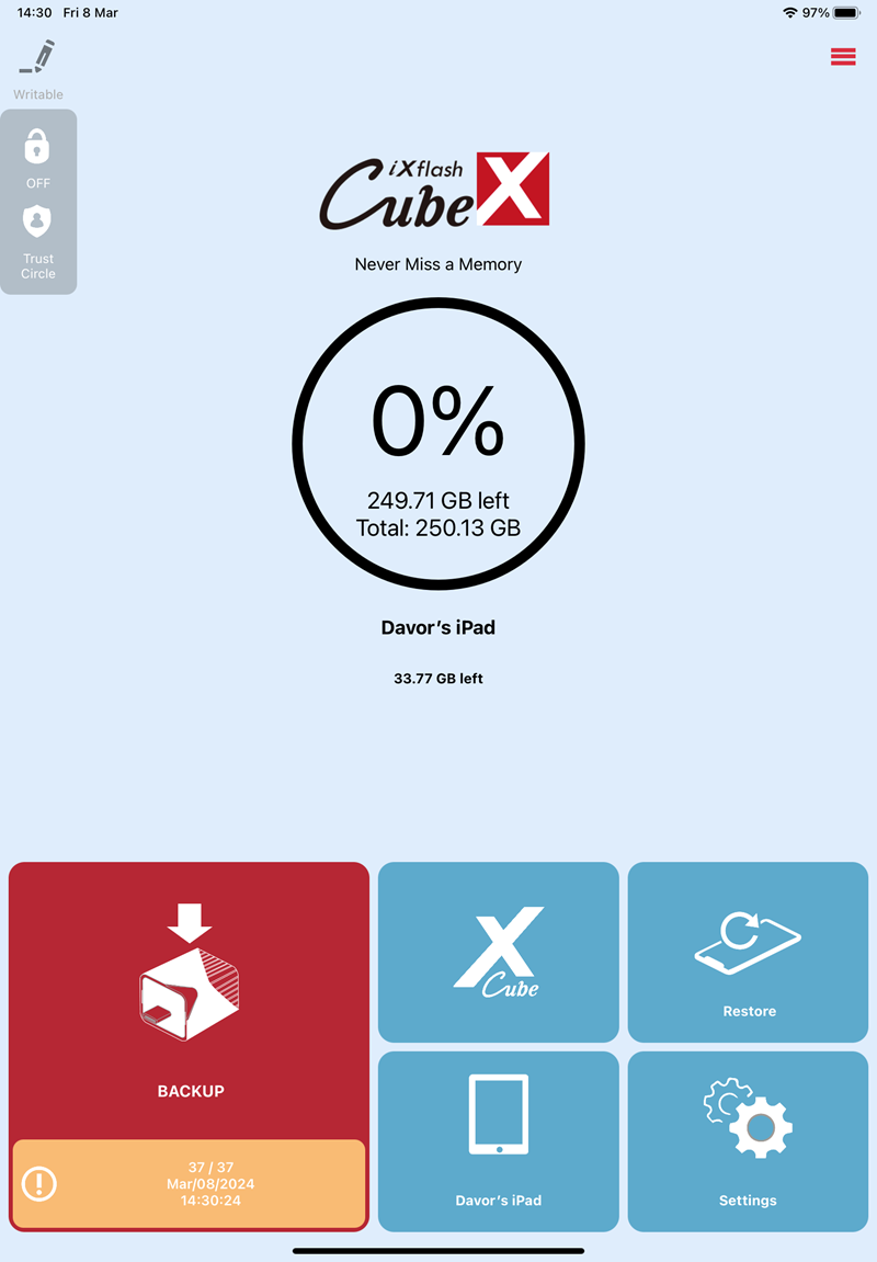 Aplikacija iXflash Cube, besplatno dostupna za iOS, nužna je za konfiguraciju Cubea, ručno pokretanje backupa, kao i biometrijsku zaštitu podataka