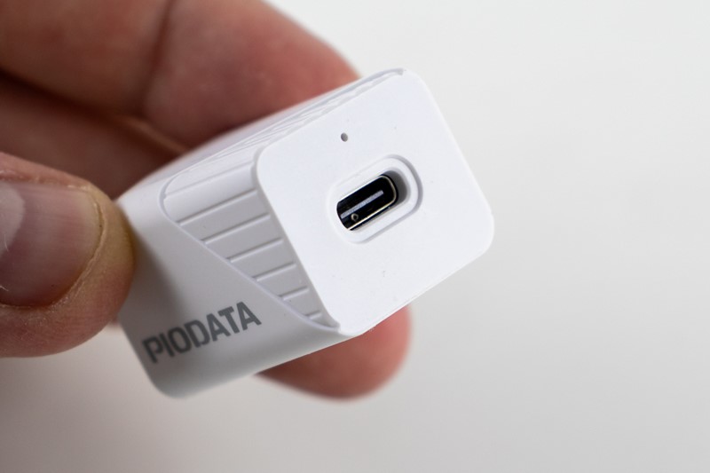 Sprijeda se nalazi muški USB-C konektor, a straga je ženski USB-C utor, koji se koristi prilikom spajanja Cubea u naponski adapter