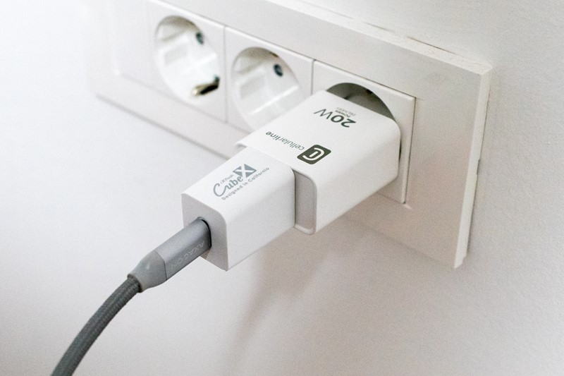 Kad ga spojimo u naponski adapter, Cube omogućuje punjenje spojenih uređaja snagom od 5 W u standardnom režimu te do 20 W, ako oni podržavaju USB Power Delivery. U tom načinu rada uređaj automatski backupira naš iPhone/iPad prilikom svakog spajanja na punjač