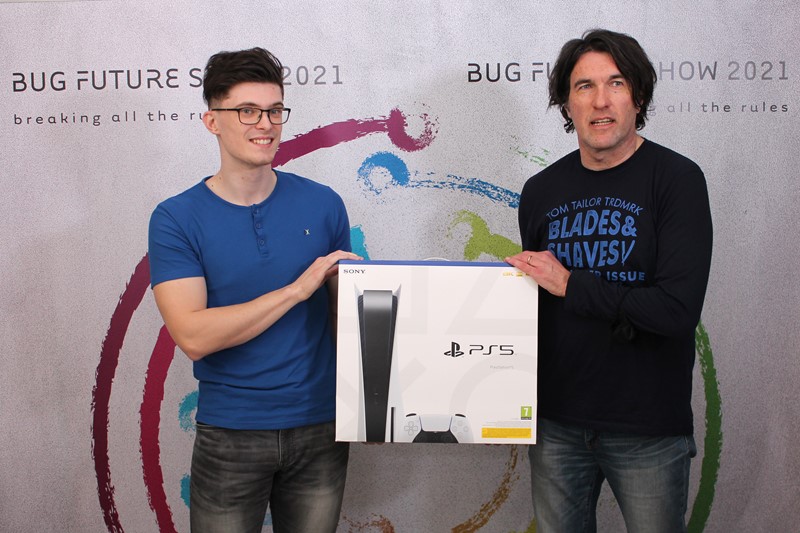 PlayStation 5 sretnom je dobitniku uručio predstavnik pokrovitelja, Bojan Mušćet iz Hrvatskog Telekoma