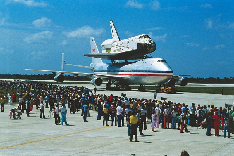 Uz osam osnovnih izvedbi modela 747, Boeing je proizveo i neke modifikacije od kojih je poznatija ona koja je nosila Space Shuttle