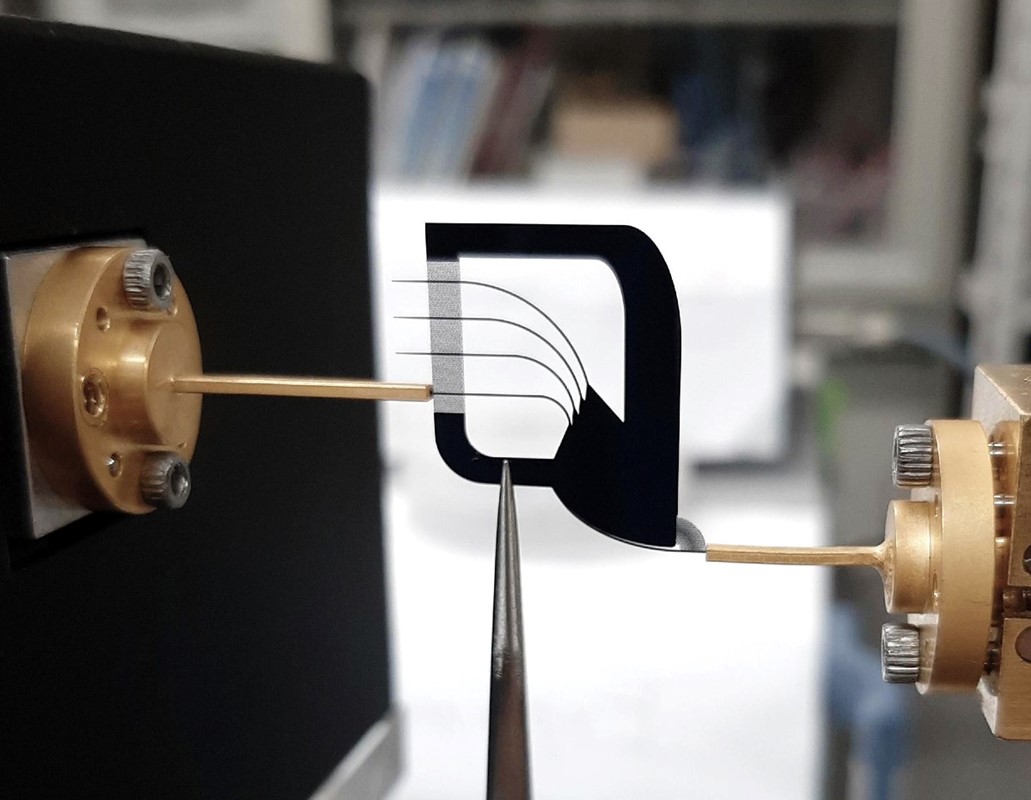 Australski i japanski istraživači osmislili su prvi ultraširokopojasni integrirani terahercni polarizacijski (de)multiplekser implementiran na silicijskoj bazi bez podloge 📷 University of Adelaide