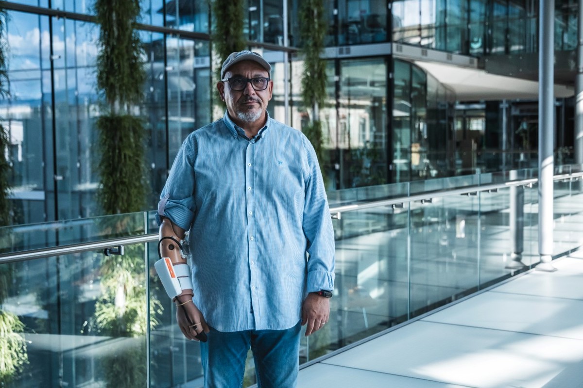 Koristeći protezu osjetljivu na temperaturu, 57-godišnji muškarac mogao je razlikovati i ručno sortirati predmete na temelju temperature, ali i osjetiti tjelesni kontakt s ljudima 📷 EPFL