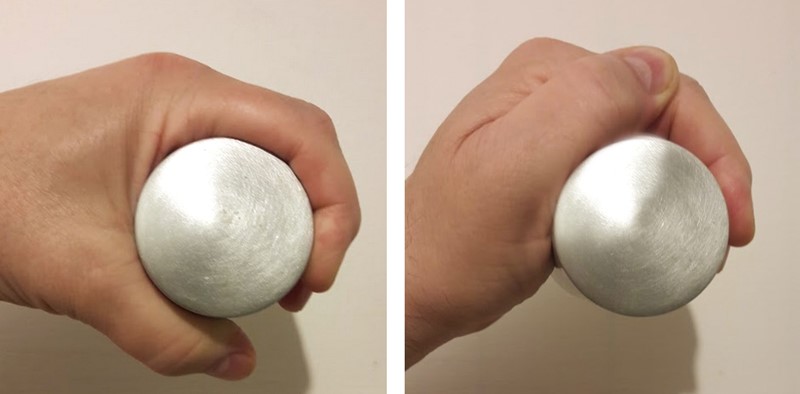 Opozicija (lijevo), 'čovjekoliki hvat' šakom pri kojem je palac nasuprot ostalih prstiju. Apozicija (desno), ili tzv. 'majmunski hvat' u kojem se palac nalazi na istoj strani s ostalim prstima (autorov selfie)