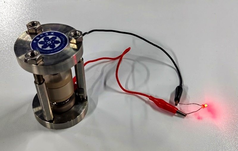 Koristeći novu tehnologiju, kineski istraživači izradiili su složenu bateriju, povećavajući napon na 1,9 volti i paleći LED svjetlo 📷 DICP