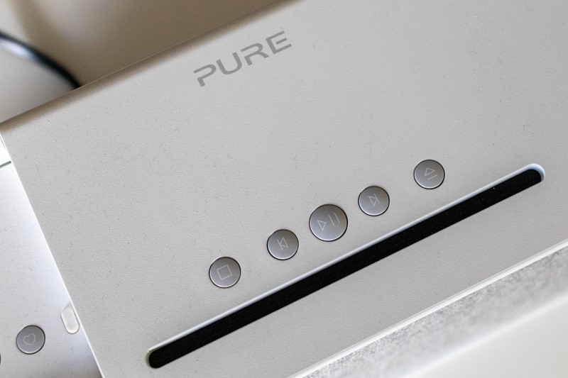 Gornja ladica za umetanje CD-ova i pripadajuće tipke za upravljanje, koje također funkcioniraju kada glazbu slušamo s drugih izvora