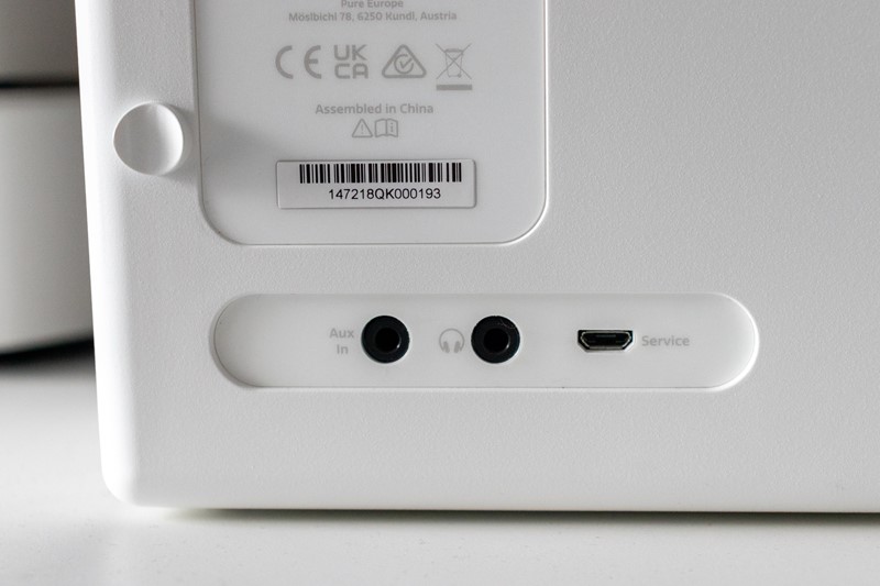 Straga nalazimo 3,5-milimetarski ulaz i izlaz za zvuk te servisni Micro-USB port