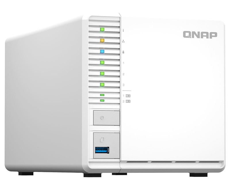 Prednji USB 3.2 Gen 1 port može se iskoristiti za spajanje vanjskog diska, koji se potom, pritiskom jedne tipke, backupira, ili se sadržaj NAS-a sprema na eksterni medij. Pomalo žalimo što je taj prednji USB port upola sporiji od dva stražnja (USB 3.2 Gen 2)