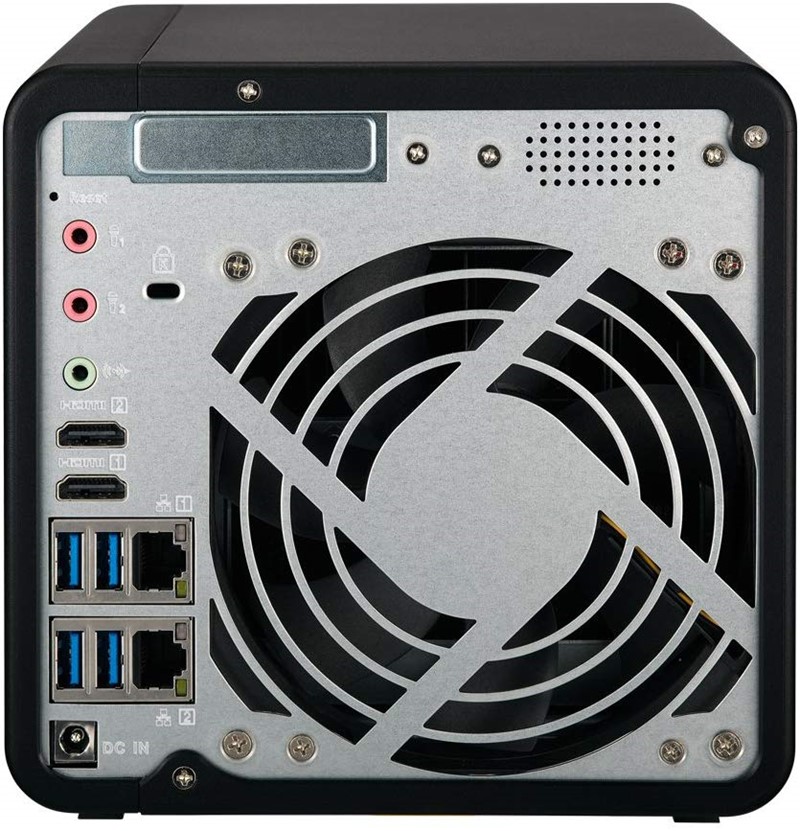 Većinu pozadine NAS-a zauzima tihi 70-milimetarski ventilator, pored kojeg se nalaze brojni konektori. Na vrhu vidimo pokrov integriranog PCI Express utora – kad ugradite neku od podržanih ekspanzijskih kartica, tu će se smjestiti