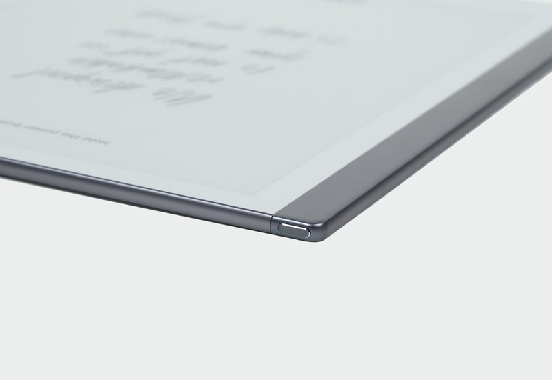 Na gornjem se rubu uređaja nalazi tipka za uključivanje