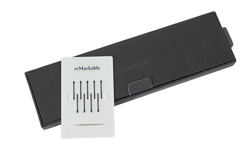 Uz svaku od olovki stiže 10 uložaka, odnosno, plastičnih vrhova. Jedan je ugrađen, a devet je u rezervi