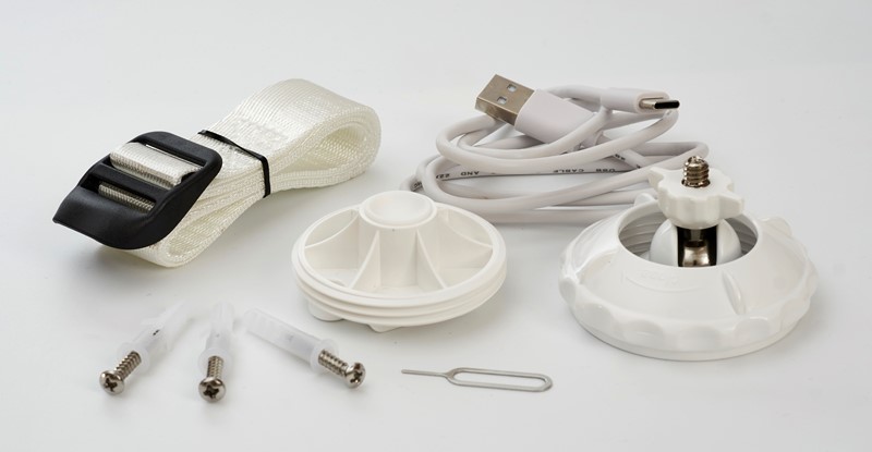 Sve ovo dobije se s kamerom – nosač s kuglastom glavom, koji ima i prorez za traku, traka kojom se kamera može stegnuti za drvo ili granu, tri samourezna šarafa s tiplama (dva su dovoljna, treći je gratis), iglica za resetiranje kamere (može pomoći i pri vađenju memorijske kartice) te USB-C – USB-A kabel