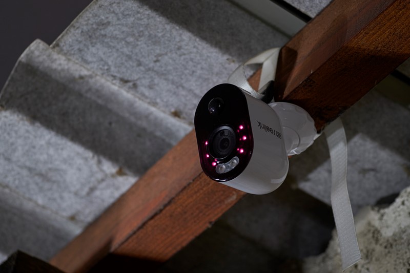 Šest infracrvenih LED-ica solidno osvjetljavaju prostor – dovoljno dobro da je u mnogim slučajevima bolje koristiti njih nego dnevno bijele LED-ice