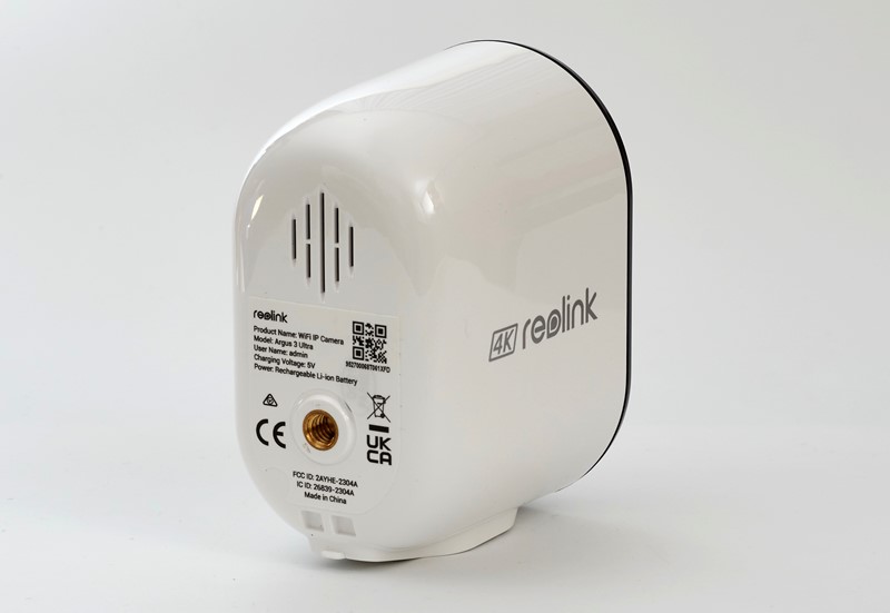 Standardni navoj za stativ omogućuje montažu ove kamere na brojne druge nosače, ako ne želite iskoristiti isporučeni; perforacije sa stražnje strane kamere potrebne su za zvučnik, koji nije odveć glasan