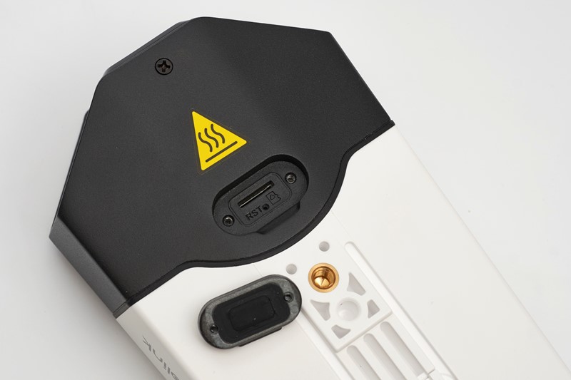 Već viđeno kod prethodnika – utor za memorijsku karticu i udubljeni gumbić za resetiranje smješteni su s donje strane, inače zaštićeni poklopcem, a tu je i žuta naljepnica koja vas upozorava da crni dio kamere, koji je zapravo metalan (valjda neka aluminijska legura), može postati vruć tijekom rada kamere