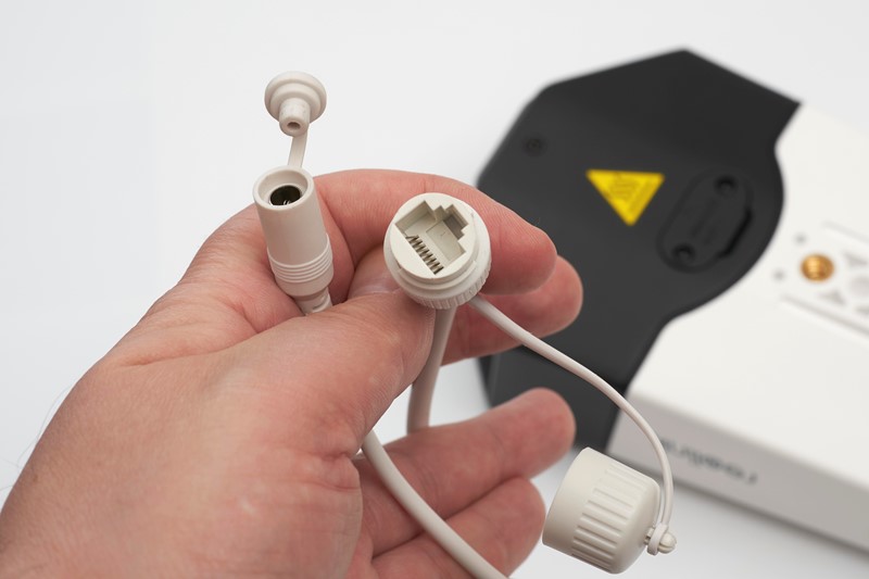 Konektor za Ethernet morat ćete obavezno koristiti, jer ova kamera nema Wi-Fi, a DC konektor, ako ne možete u Ethernet kabel ubaciti napon za PoE funkcionalnost