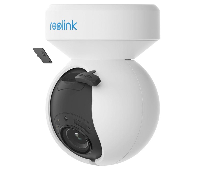 Utor za microSD karticu nalazi se ispod objektiva, a prekriva ga debela, gumena brtva. Ispod brtve nalazi se i tipka za resetiranje kamere. Podržane su microSD kartice kapaciteta do 256 GB. Za testiranje koristili smo karticu od 128 GB, koja nam je spremala video unatrag tjedan dana. Naravno, pohranjuju se samo oni snimci na kojima je kamera zabilježila pokret