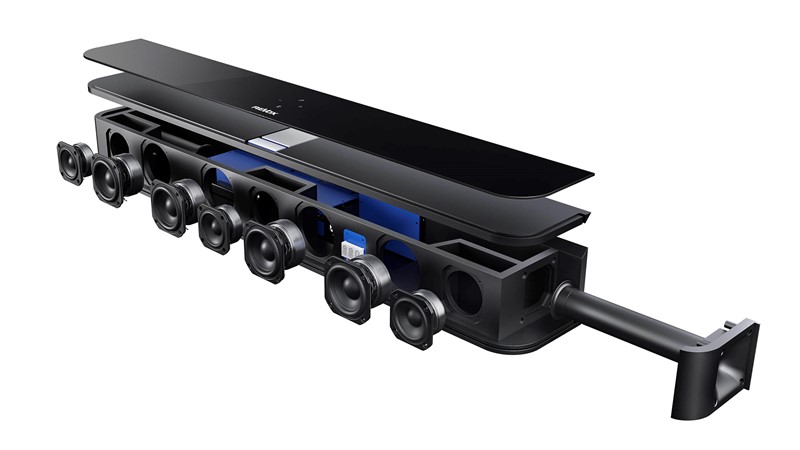 Na gornjoj površini soundbara, izvedenoj u sjajnom finišu, smješten je osvijetljeni Revox logo te odlično izvedene i vrlo funkcionalne dodirne kontrole