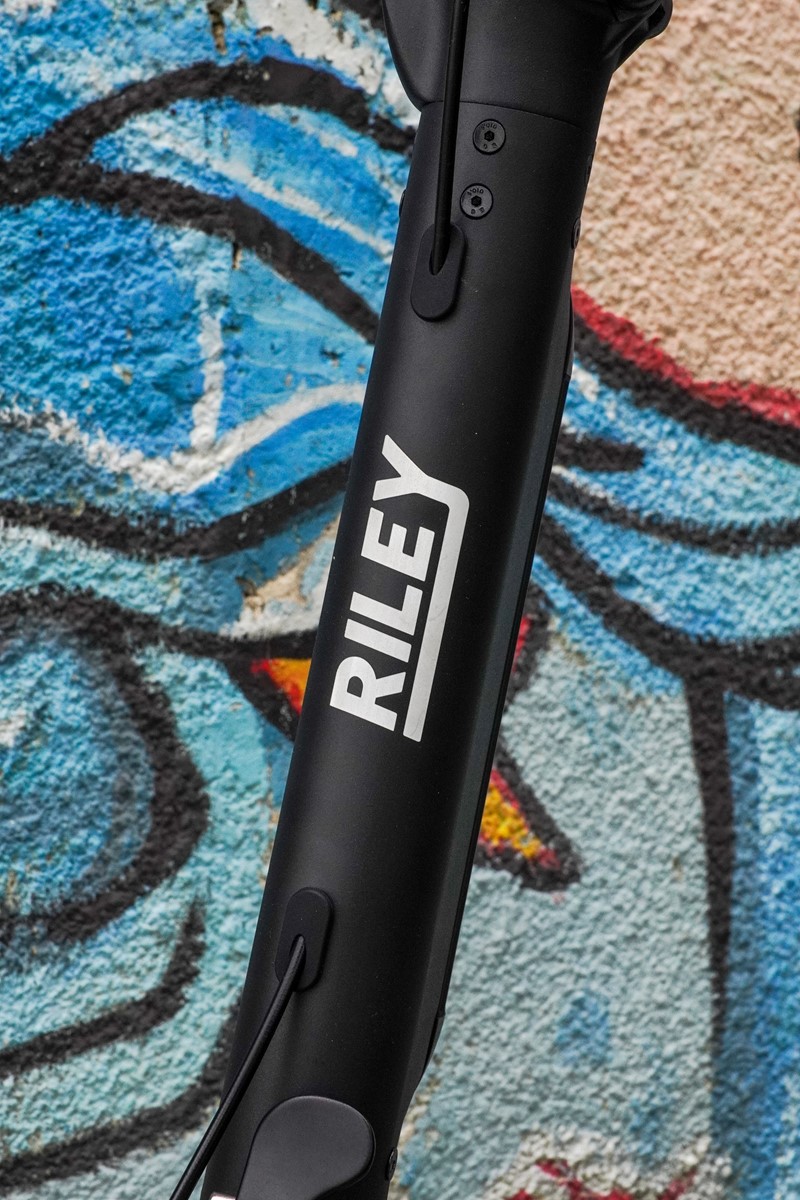 Kao brend, Riley Scooters relativno je nepoznat na našem tržištu, no imaju potencijal osvojiti značajan dio tržišta kompaktnih romobila