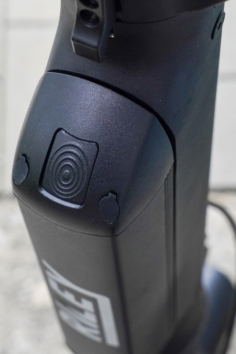 Lako izmjenjiva baterija jedan je od apsolutnih aduta Rileyja RS3, a za njeno uklanjanje sve što trebate jest pritisnuti prikazanu tipku