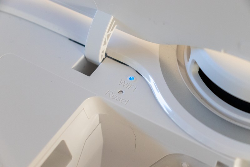 Podizanjem "haube" otkriva se tipka za resetiranje robota i LED-ica uspješno uspostavljene Wi-Fi konekcije