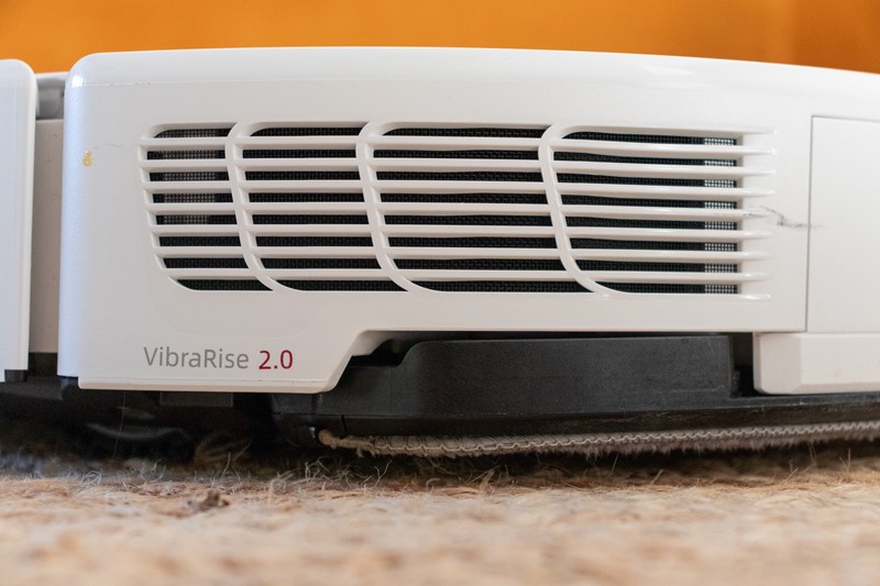 Kako ne bi smočila tepihe, krpa se automatski podiže za pet milimetara. Neće vas spasiti kad su u pitanju čupavci, ali s tepisima niskog flora problema nema