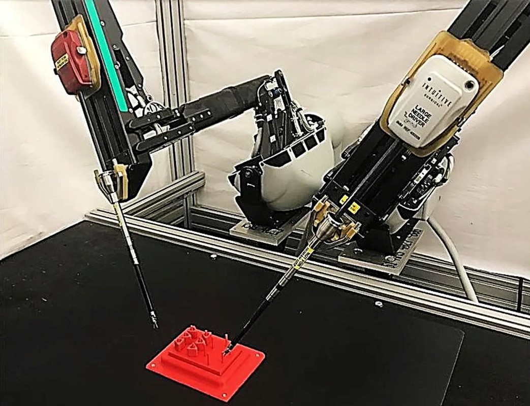 Robot iz da Vinci Research Kita obučen je pomoću umjetne inteligencije kako bi dovršio zadatak automatiziranog prijenosa klinova