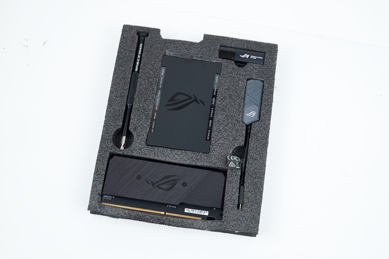 Dodaci su uredno zaštićeni u spužvastom ležištu - odvijač, kontroler za ventilatore, USB memorija s driverima, USB-C DAC i DIMM.2 adapter za spajanje NVMe SSD-ova