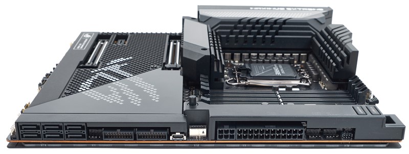 Desni rub ploče načičkan je konektorima, od kojih je većina zakrenuta za 90 stupnjeva u odnosu na standardnu orijentaciju. To se odnosi i na glavni ATX konektor