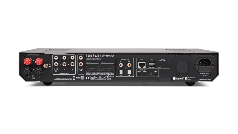 Stražnja strana uređaja opremljena je svim potrebnim ulaznim i izlaznim priključcima, u optimalnim količinama i vrstama