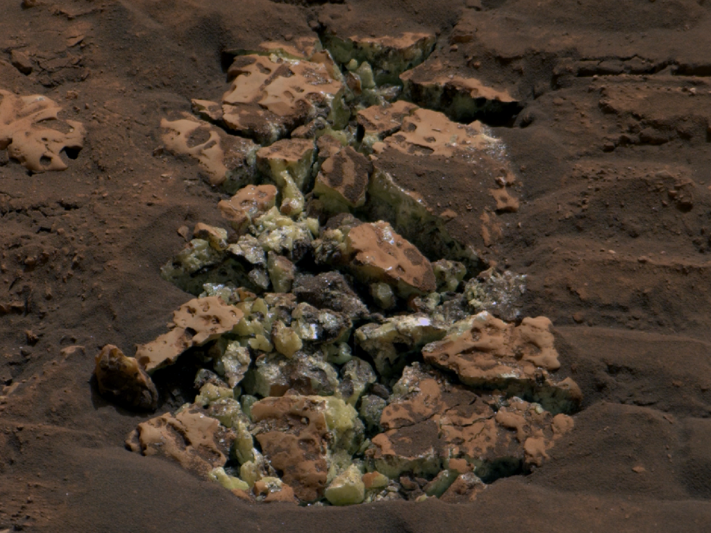 Zdrobljena stijena i kristali 📷 NASA/JPL-Caltech/MSSS